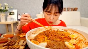 Мукбанг лапша рамен, буженина Еда на камеру