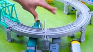 Поезда! Детская огромная железная дорога! Давай играть вместе!