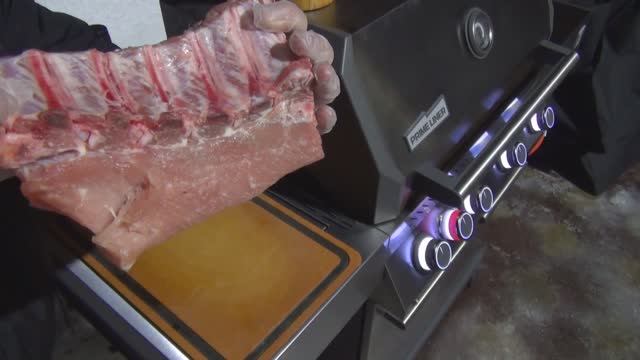 СВИНОЙ БОК НА СЕМИ РЕБРАХ ЖАРИМ ОДНИМ КУСКОМ НА ГАЗОВОМ ГРИЛЕ PRIMELINER!) ВКУСНЕЕ ШАШЛЫКА!)