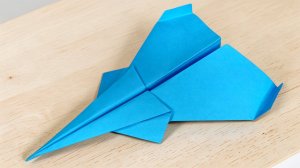 Крутой бумажный самолетитк летит далеко