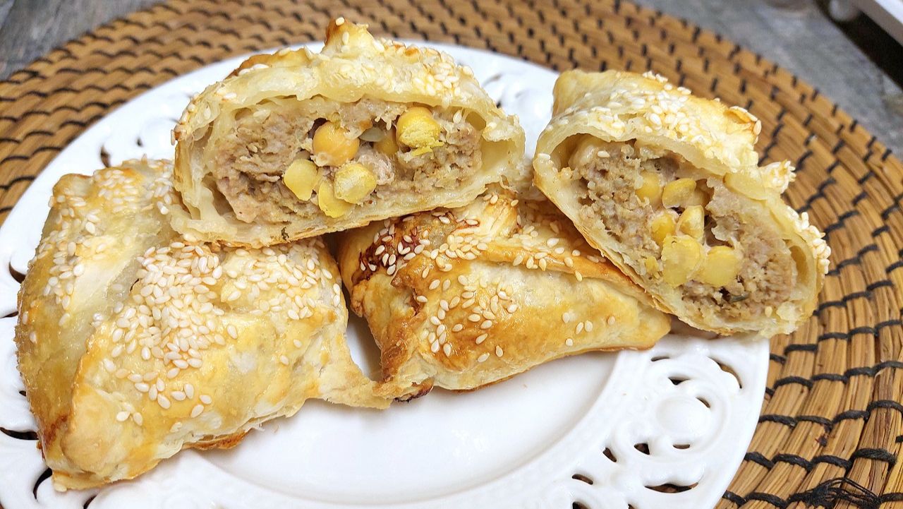 Закусочные пирожки из слоёного теста с мега сытной начинкой из нута и мясного фарша.