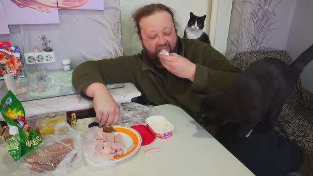 Вкусно обедаю Рядом кошки День в Сибирской деревне ПОДВАЛ ИЛЬИЧА смотреть онлайн