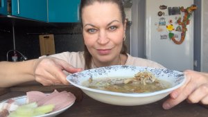 МУКБАНГ СУП С КУРОЧКОЙ И ВЕРМИШЕЛЬЮ/САЛО ЛУК 🧅 КОЛБАСА/MUKBANG ЕДА ОБЖОР