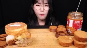 ASMR MUKBANG 로얄밀크티 카스타드 로투스 스프레드 생크림 카스텔라 토피피 먹방 Milk tea Lotus biscoff Castella Cream Eating