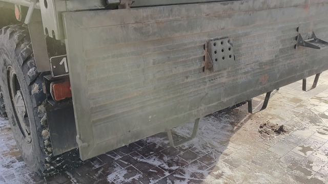 Огромный грузовик Урал