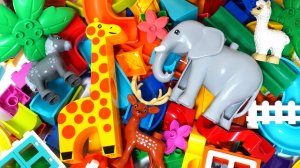 Мультики для детей и малышей. Строим трассу для шариков из Лего.