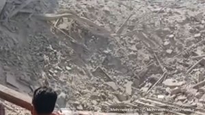 Огромная воронка на месте разрушенного здания в результате удара США и Израиля по Тегерану