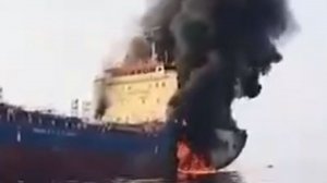 Горящий танкер в Ормузском проливе