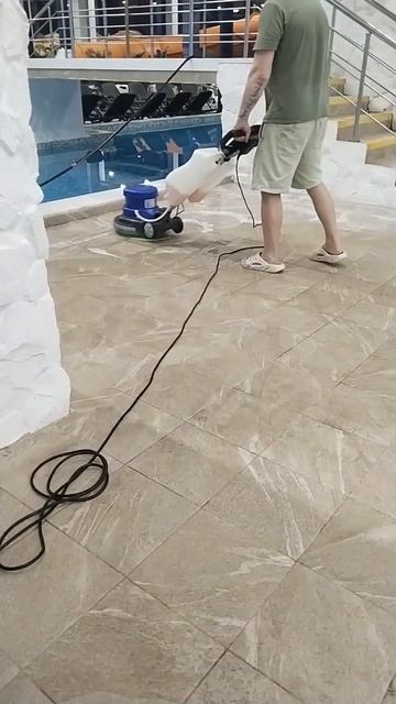 Глубокая чистка пола в аквапарке. Заказать можно по номеру: 8(968)5-38-89-38/ Www.broomcleaning.pro