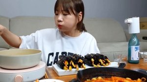 Мукбанг ттокпокки, кимпбап, лапша Еда на камеру Mukbang