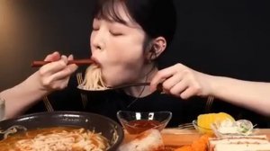 Мукбанг лапша с креветками Еда на камеру