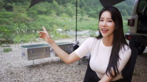 Кемпинг в одиночестве на берегу красивой реки.