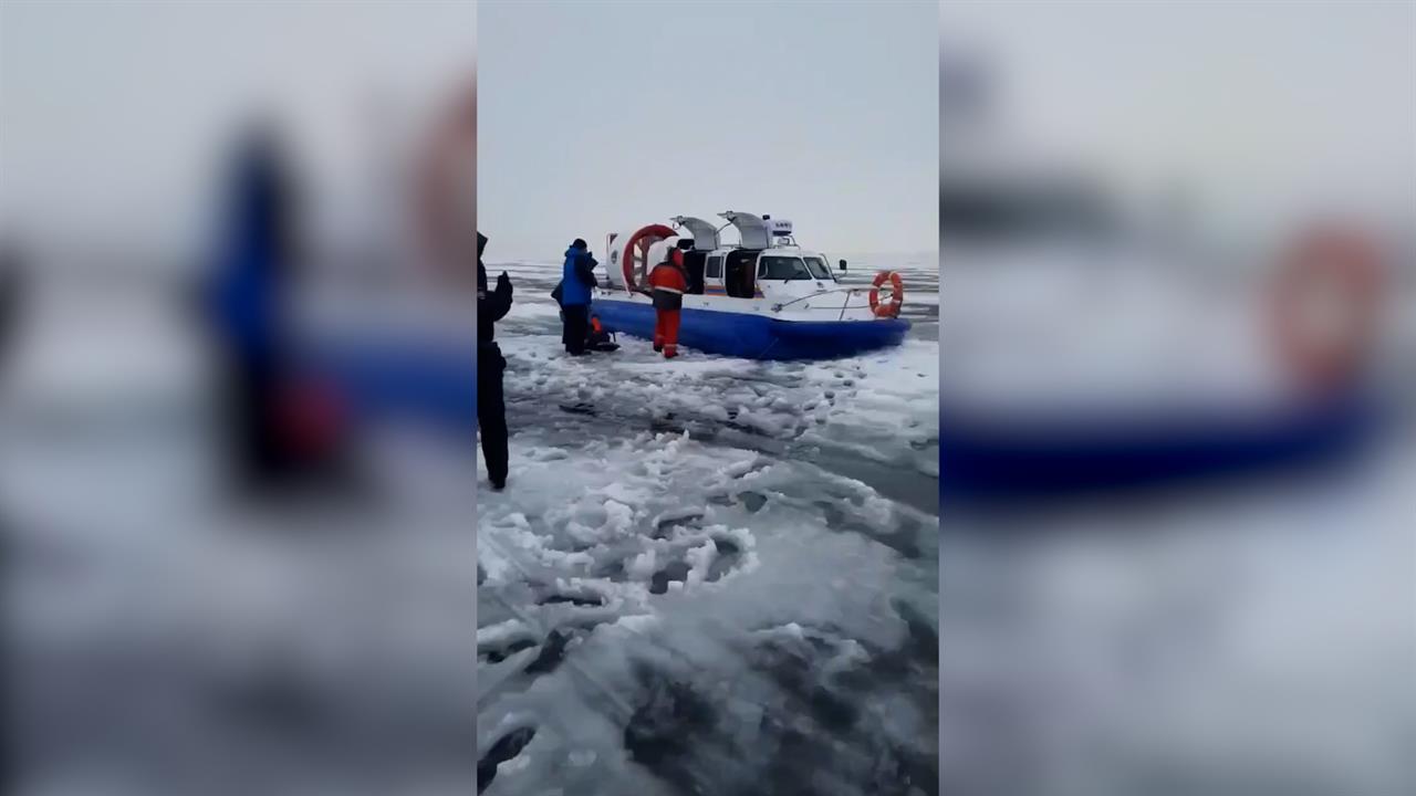 Появились кадры спасения 230 рыбаков со льда Финского залива в Петербурге. смотреть онлайн