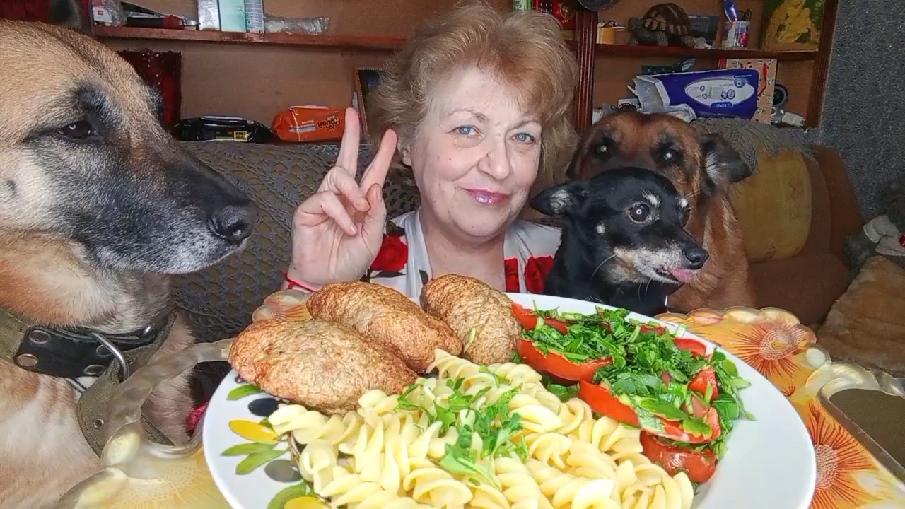 Мукбанг ОТМЕННЫЕ ГРЕЧАНИКИ! Собакены Готовы за Меня всё СЪЕСТЬ! смотреть онлайн