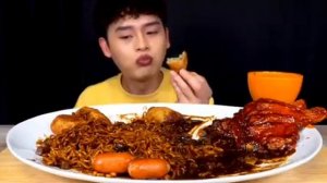 Мукбанг лапша, сосиски, курица Еда на камеру