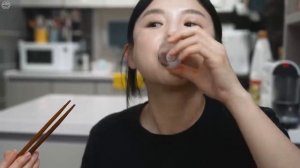 Мукбанг фасолевая лапша, рис с мясом, салат Еда на камеру