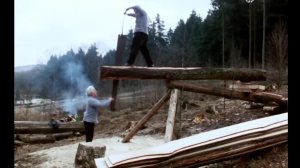 Как раньше немецкие плотники заготавливали доски для пола.