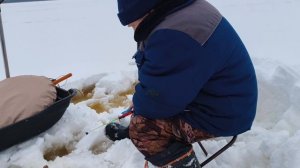 Чтобы поймать рыбу пришлось сделать снежный остров⛳🏖🏝 Остров весь в воде. Рыбалка на озере