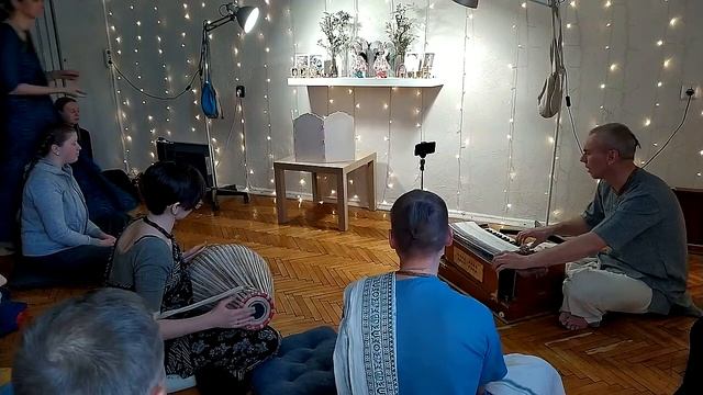 06 04 22  Парама Каруна   киртан