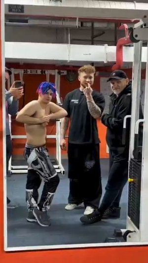 ИВАН ЗОЛО УЧИТСЯ ПОЗИРОВАТЬ