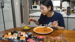 Мукбанг лапша и суши Еда на камеру