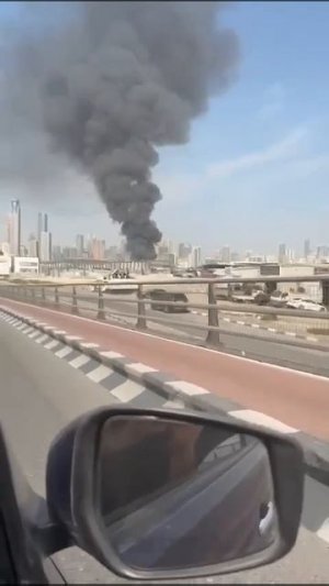 В Шардже продолжает выгорает пораженный еще утром торговый центр.Пожар начался после падения на крыш