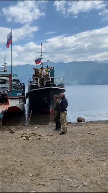 Туристы выгружают авто с парома !