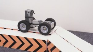 Вождение автомобиля LEGO по сумасшедшей зигзагообразной дороге