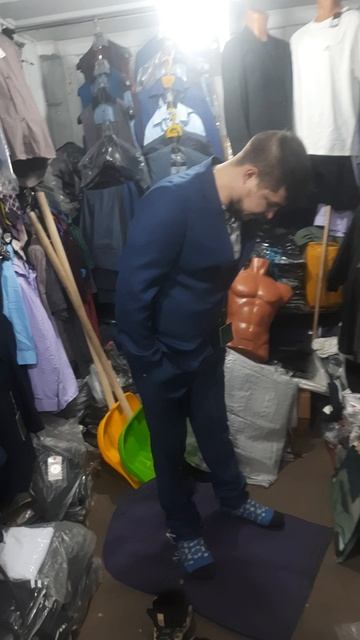 Стоял на рынке зимой на картонке, купил классический костюм 😊👍