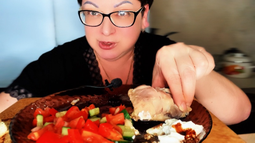 МУКБАНГ КУРОЧКА и САЛАТИК/ЭХ,, так хочется СГУЩЕНОЧКИ🤭 смотреть онлайн