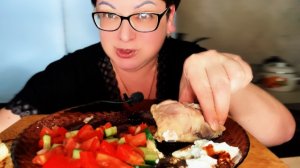 МУКБАНГ КУРОЧКА и САЛАТИК/ЭХ,, так хочется СГУЩЕНОЧКИ🤭