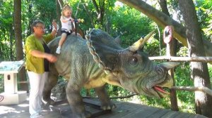 Настя и бабушка в зоопарке