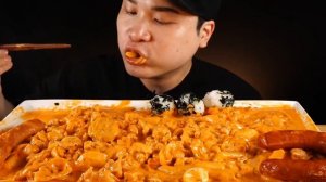 Мукбанг ттокпокки, рисовые шарики, колбаса Еда на камеру Mukbang