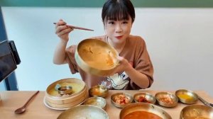 Мукбанг в кафе Еда на камеру