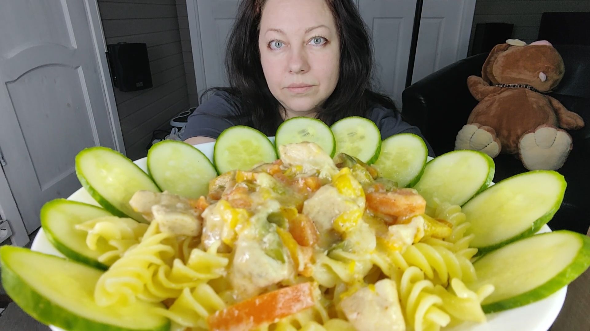 Мукбанг Куриное филе с овощами в сметанном соусе, макароны, огурцы, морс. смотреть онлайн