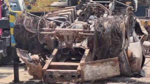 Грузовик попал в аварию и сгорел. В этой мастерской грузовик полностью восстановят.