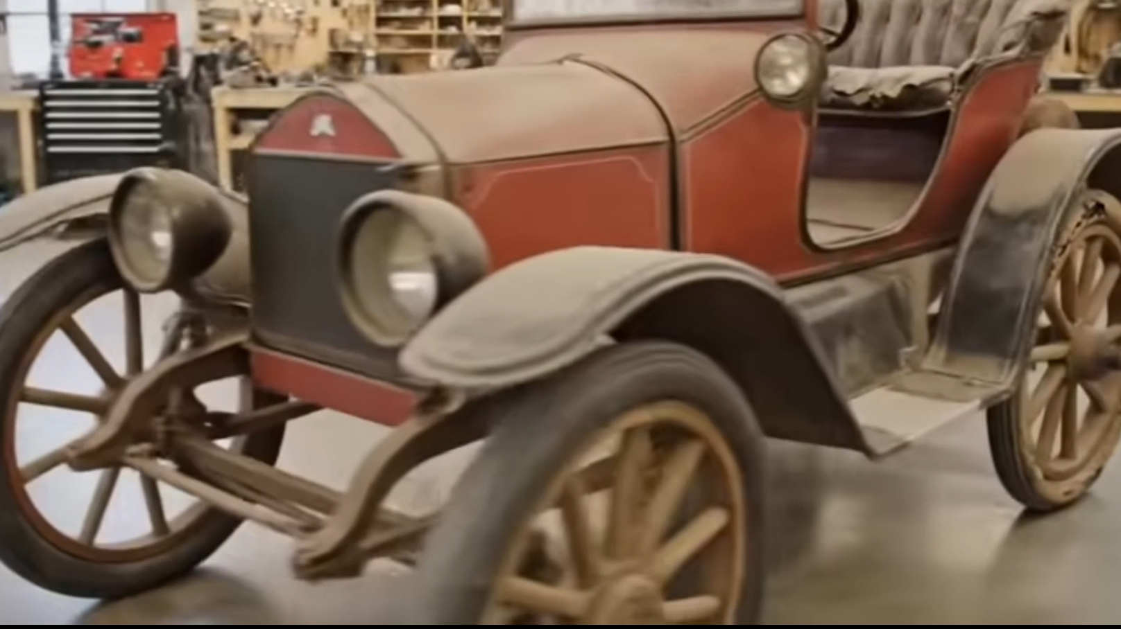 Реставрация старой машины 1902 года выпуска. ИИ.