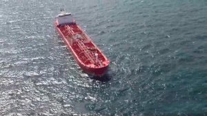 Танкер тонет в Ормузском проливе.