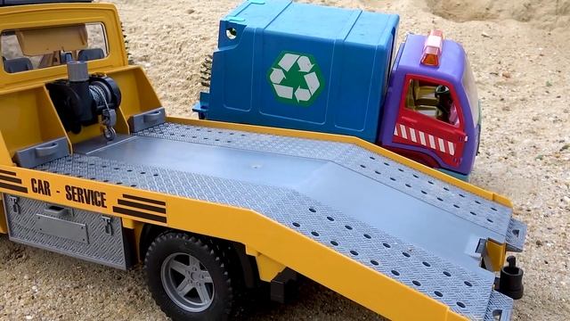 Мусоровозу нужна помощь экскаватора