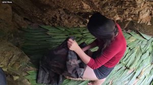 Красивая девушка в одиночестве разбила лагерь в скальной пещере посреди большой реки.