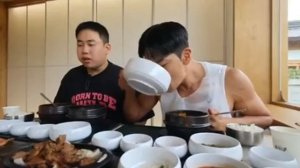 Мукбанг вдвоём в кафе Еда на камеру