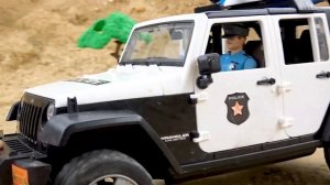 Полицейская машина и автомобильные гонки