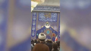 Иранцы приходят в мечети, чтобы почтить память погибшего верховного лидера Али Хаменеи