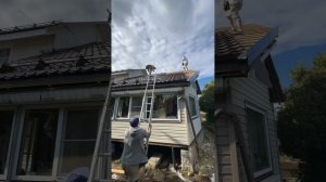 СНЕС СТАРУЮ КРЫШУ и ПОСТАВИЛ МЕТАЛЛОЧЕРЕПИЦУ! Преображение дома. Реконструкция деревянного дома.