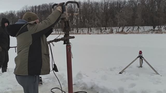 Строительство пирса на льду.