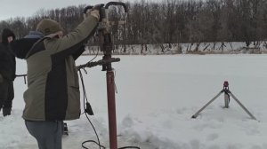 Строительство пирса на льду.