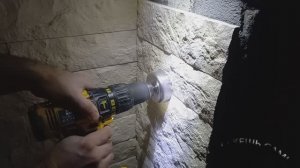 Как сделать отверстие под розетку в стене из декоративной гипсовой плитки