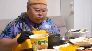 Мукбанг лапша, рис, курица Еда на камеру