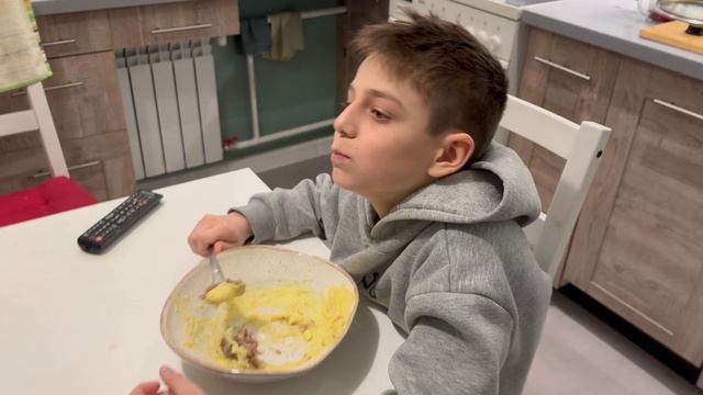 Саша плохо ест