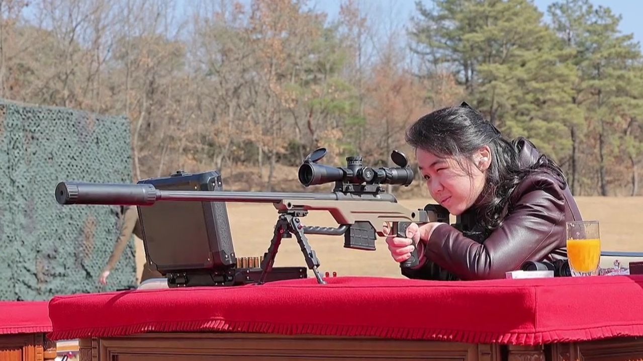 Ким Чен Ын вручил подарки высокопоставленным кадрам смотреть онлайн